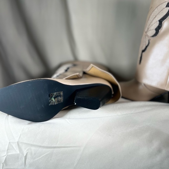 NWOT Western Cream Butterfly Embroidered Women's Boots - Picture 9 of 11